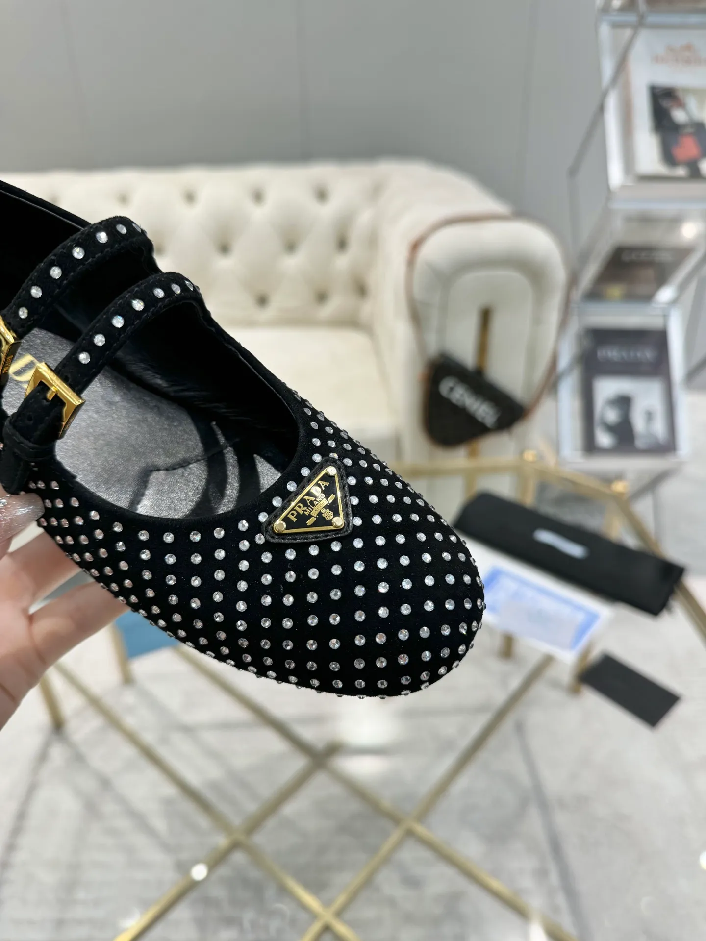 👟👟Ex-factory price 580👟👟New 👉Ready stock👈Remove the original plate to 1:1 The highest version 2024Prada early autumn catwalk T-stage hot style 😘The latest autumn model Flat outsole series Original 1:1 mold outsole A must-have for goddesses Super comfortable on the feet to reduce age 👉The upper is made of imported original cowhide leather Soft and textured, lining + feet, imported sheepskin lining, breathable and comfortable, private molded buckles (all original logos), package craftsmanship, code number 35M-39M (40, 41 customized, non-returnable, non-exchangeable)